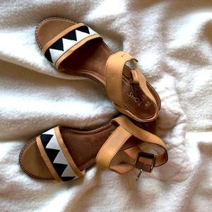 Open the toes shoes Toms.